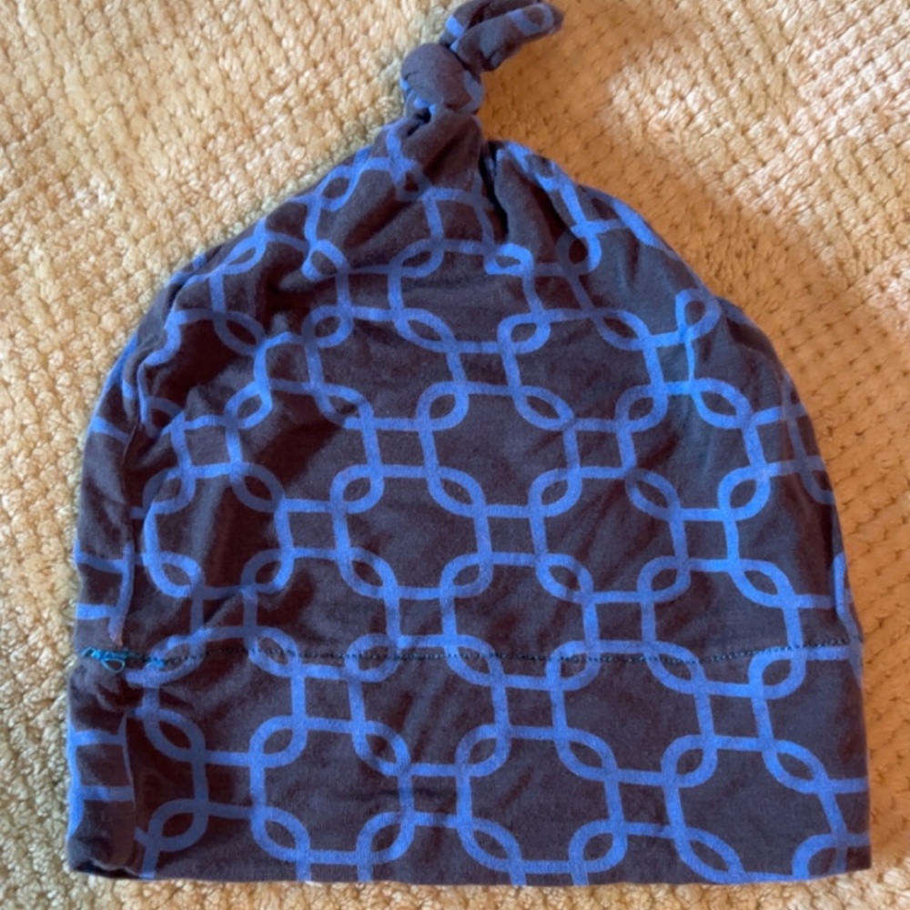 Kickee pants single knot hat